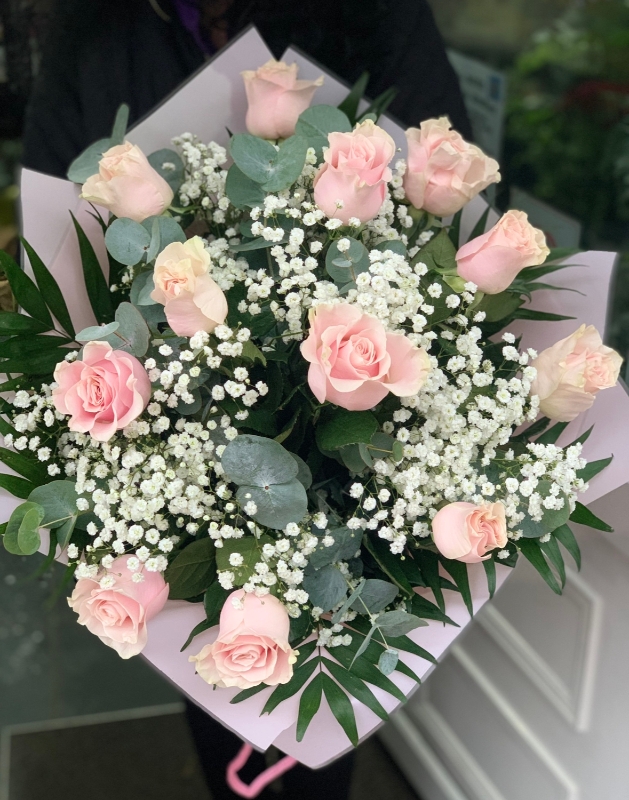 12 pink Mondial roses buy online or call 01268 753 507